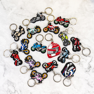 Porte-clés moto tendance en PVC souple, breloques en forme de casque de course pour les fans de motos et les amateurs de motos, vente en gros - Product Image 1
