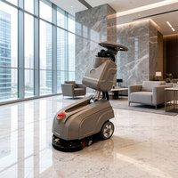 Autolaveuse autotractée compacte et durable avec moteur de brosse de 400 W et une efficacité de nettoyage de 1350 m²/h pour un déplacement fluide