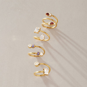 Anello Aperto Originale in Acciaio Inossidabile Placcato Oro 18K, Design Classico Raffinato con Tubo Cavo a Molla Multistrato e Zirconi Cubici a Goccia Quadrata - Product Image 2