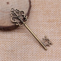Pendentif Clé Squelette Couronnée à Motifs Roulés 57x18mm en Alliage de Zinc Argent Vieilli pour Cartes d'Invitation de Mariage Vintage