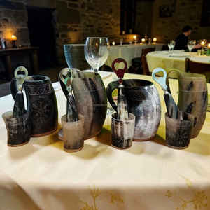 Mug en corne de bœuf sculpté à la main, style Viking, avec gobelet en corne et ouvre-bouteille en corne, à prix avantageux - Product Image 4