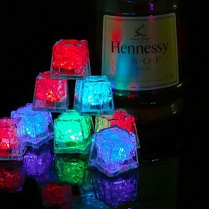 Bán buôn tùy chỉnh vuông nước kích hoạt không thấm nước nhựa tái sử dụng nhấp nháy ánh sáng lên LED ICE CUBE cho đồ uống cocktail Bourbon - Product Image 4