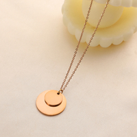 Collier à pendentif en forme de lettre personnalisée en acier inoxydable gravé plaqué or 18 carats simple double pièce ronde