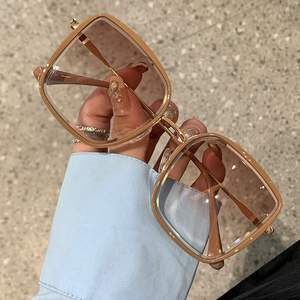 Nouvelles Lunettes de Soleil de Luxe pour Femme 2024, Monture Large, Couleur Gelée – Les Dernières Lunettes de Soleil de Luxe pour Femme, Vente en Gros - Product Image 1