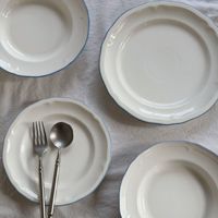 Assiettes à dessert en céramique élégantes peintes à la main avec bord bleu, assiettes à gâteau et à collation en porcelaine personnalisées pour banquet, maison, hôtel, mariage, fête