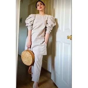 Robe florale blanche à prix raisonnable en tissu Georgette, style midi, en vente - Product Image 1