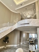Escalier en acier sur mesure de type arc rotatif pour villa, avec rampe en bois massif et verre, pour duplex et loft résidentiel