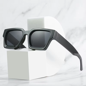 Lunettes de <span class=keywords><strong>soleil</strong></span> de luxe de haute qualité 2026 avec logo de créateur, personnalisées pour hommes et femmes, protection UV400, monture carrée tendance - Product Image 4