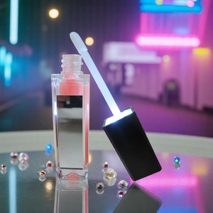 Lumière LED Brillant à lèvres avec miroir Logo personnalisé Bouchon à vis 9ml Plastique Cosmétique Imperméable - Product Image 5