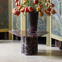 Table basse de luxe en marbre Rosso Levanto Bureau de thé en pierre de forme triangulaire pour le hall d'hôtel et la réception