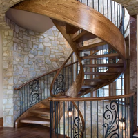 Escalier en colimaçon en bois avec marches en bois naturel et structure en acier thermolaqué, gain de place et de qualité supérieure