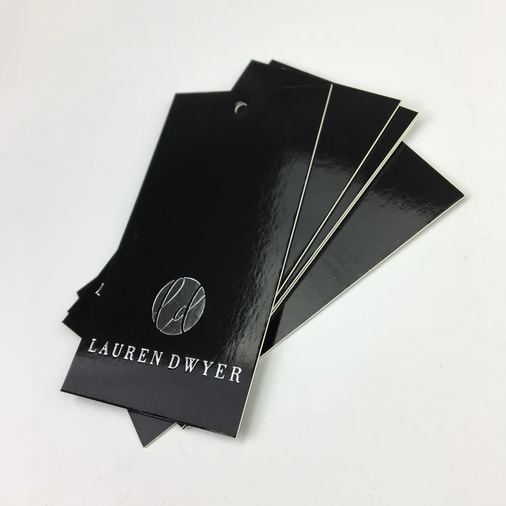 Zwarte Kaart Glanzend Papier Swing Tags Met Logo Aangepaste Kleding Papier Hang Tag Met Witte Plastic String Voor Cadeau En Luxe