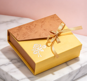 Caja de Joyería Cuadrada de Papel Especial Ecológica Hecha a Mano de Alta Gama en Color Amarillo Marrón con Diseño de Flores Blancas Impresas - Product Image 6