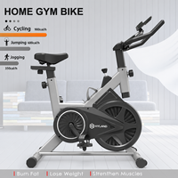 Bicicleta de spinning con cuadro de acero, capacidad de 150 kg, transmisión por correa, resistencia a la fricción y asiento ajustable.