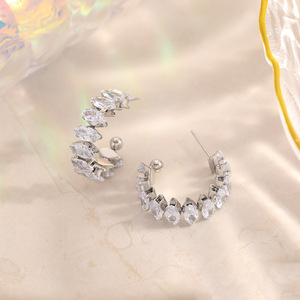 Boucles d'oreilles Huggie plaquées or 18 carats avec incrustation de zircon en forme de C pour les fêtes, bijoux de mode - Product Image 3