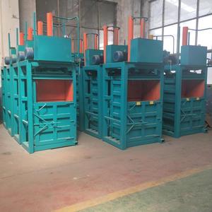 Machine d'emballage verticale en film plastique à vente chaude, petite machine <span class=keywords><strong>de</strong></span> compactage, compacteur vertical hydraulique - Product Image 4