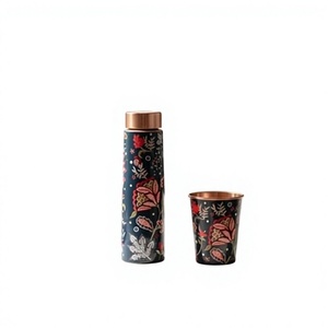 Termo de Cobre con Estampado Floral Minimalista Hecho a Mano, Botella de Agua Portátil para Viajes con Tapa - Product Image 1
