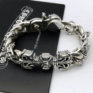 Bracelet de marque de haute qualité avec un pendentif en forme de dés croisé audacieux ; Design floral style hip-hop. - Product Image 2