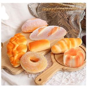 Vente en gros de <span class=keywords><strong>faux</strong></span> pain en PU à haute imitation corne de fromage - Product Image 1