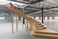 Escalier en colimaçon intérieur sur mesure pour villas haut de gamme avec marches en bois massif