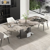 Ensemble de salle à manger de luxe italien, table à manger en marbre avec lumière vive et 6 chaises pour l'utilisation dans une cuisine d'appartement