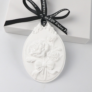 น้ำหอมปรับอากาศแบบแขวนสำหรับบ้าน กลิ่นหอมติดทนนาน รูปดอกไม้เซรามิก สำหรับรถยนต์ ตู้เสื้อผ้า  แผ่นหอมอโรมา น้ำมันหอมระเหยแบบก้านไม้หอม - Product Image 3