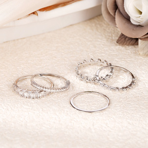 Set di cinque anelli impilabili geometrici con zirconi a spiga per donna, eleganti gioielli da matrimonio alla moda - Product Image 4