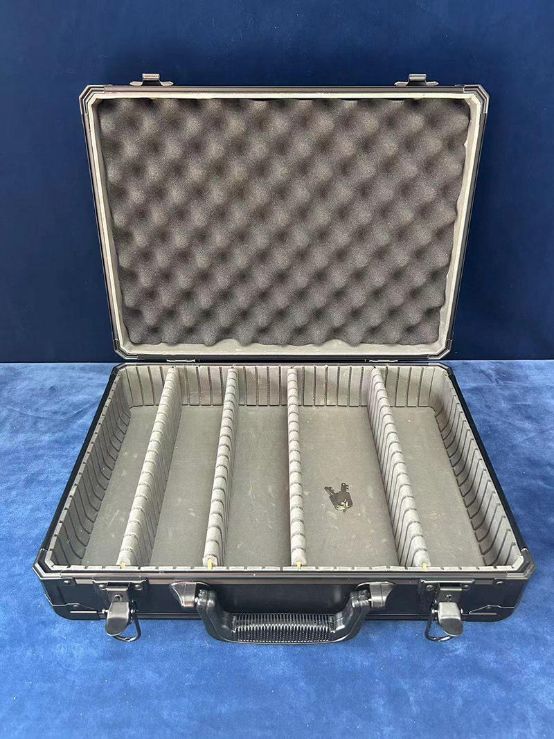 ขนาดกล่อง 43x31x13ซม. (ประมาณ 300 ชิป)