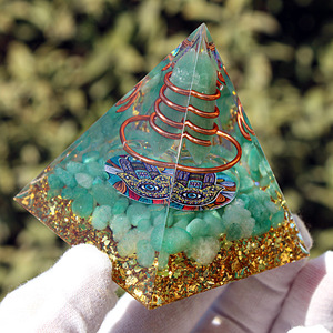 Pyramide en résine époxy verte, décoration pour la maison, accessoire de bureau - Product Image 4