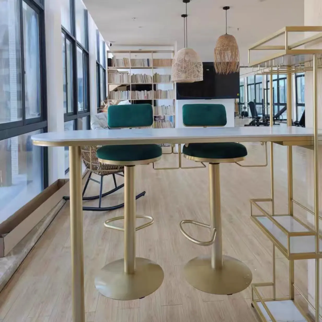 2024 vendita calda moderna caffetteria mobili con cuscino alto bancone cucina ristorante Bar in metallo sedia in pelle