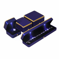 Boîte d'emballage de bijoux en plastique rectangulaire de luxe haut de gamme en gros, avec logo personnalisé et lumière LED pour colliers, bracelets et bagues
