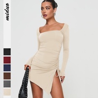 Robe moulante asymétrique noire sexy à manches longues, col carré, détails froncés, pour soirée, ajustée, en tricot, élasthanne, polyester