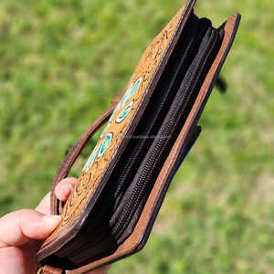 Bolso de mano de cuero tallado de estilo vintage de la mejor calidad para mujer Mini monedero elegante diseñado para mujeres conscientes de la moda - Product Image 2