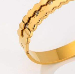 Bracciale a tre strati esagonali intrecciati in acciaio inossidabile placcato oro, gioiello alla moda, regalo unisex - Product Image 6