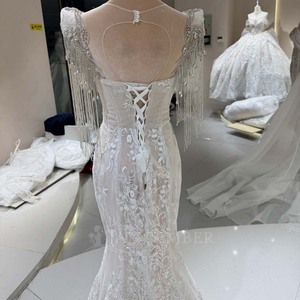 Robe de mariée sirène moderne DW0193 à manches courtes, ornée de perles lourdes, de pampilles, d'une traîne chapelle, avec fleurs, dentelle et cristaux - Product Image 6