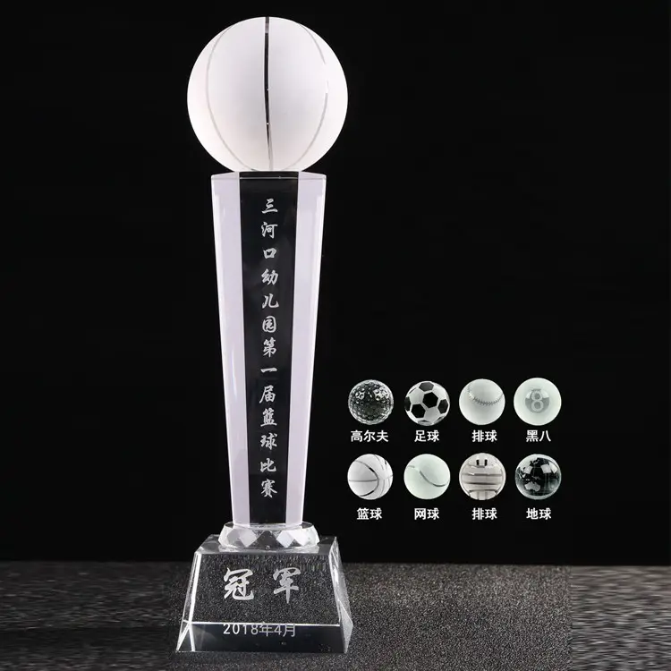 ที่กำหนดเอง3D เลเซอร์แกะสลักโลโก้ฟุตบอลถ้วยรางวัลขายส่งกีฬาคริสตัลบอลรางวัลสำหรับลีกตรงกับ