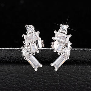 E3321 Orecchini in oro bianco con diamanti taglio baguette, gioielli in pietra naturale stile classico da donna - Product Image 4