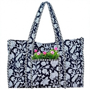 Bolso tote de algodón acolchado con estampado floral negro, asas a rayas, bolsillo frontal, elegante bolso de hombro acolchado para compras y viajes. - Product Image 1