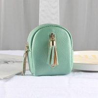 Porte-clés de luxe en PU pour femme avec fermeture éclair, mini porte-monnaie tendance avec pompon, accessoire pour fille, logo personnalisé disponible