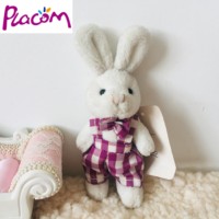 Porte-clés en peluche lapin mignon avec tenue à carreaux et nœud papillon, mini animal en peluche de 8,5 cm pour sacs et cadeaux - Vente en gros