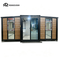 Maison modulaire préfabriquée à double aile extensible avec portes et fenêtres en verre pleine hauteur
