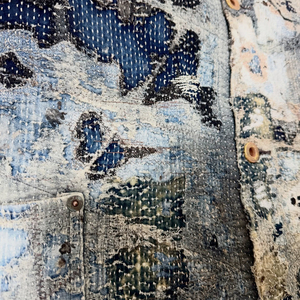 Cappotto da lavoro OEM con bottoni in legno, patchwork multistoffa, cuciture Sashiko e motivo mimetico acid wash con effetto sbiancato e strappato - Product Image 2
