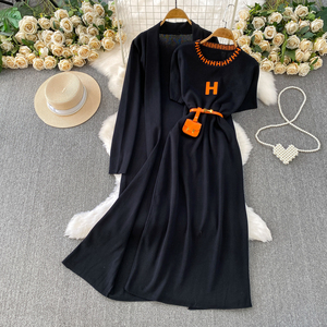 Conjunto Chic de Dos Piezas para Mujer: Cárdigan Largo de Punto con Bloques de Color y Vestido con Letras, Ajustado a la Cintura - Product Image 2