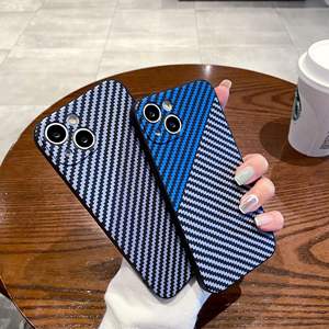 Funda suave con diseño de rayas de fibra de carbono en contraste de color, compatible con iPhone 15, cubierta completa a prueba de golpes. - Product Image 4