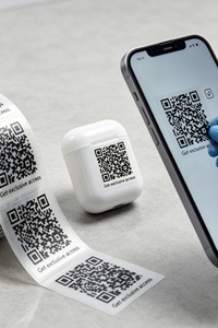 Autocollants transparents en rouleau avec code QR, impression UV haute résolution, étiquettes de codes-barres pour la traçabilité des produits électroniques - Product Image 4