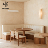 Ensemble table et chaises minimalistes en bois naturel et cuir blanc pour salon de thé, café, restaurant, et mobilier de banquette pour hôtel
