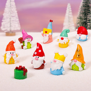 Figurines de Noël colorées en gros : mini-gnomes et ornements mignons en résine pour décorations de village de Noël et projets de bricolage - Product Image 1
