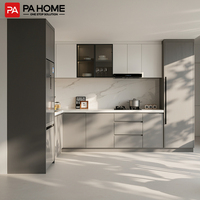 Ensemble de meubles de cuisine gris clair en mélamine laquée imperméable pour projets d'appartements, sur mesure