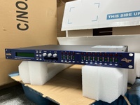 Processeur audio XTA DP448 avec 4 entrées et 8 sorties