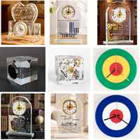 Horloge de bureau minimaliste en acrylique transparent sur mesure OEM ODM, horloge de table silencieuse en lucite en forme d'arc avec impression artistique pour la décoration intérieure